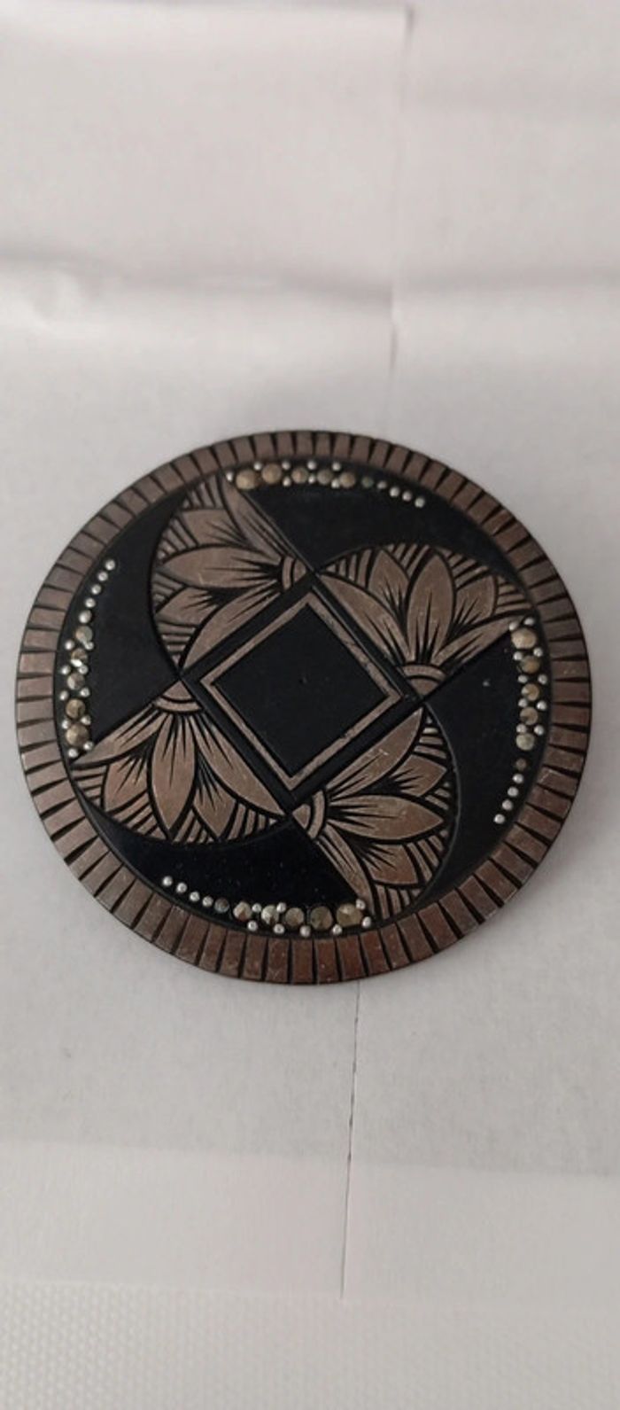 Broche ronde ancienne