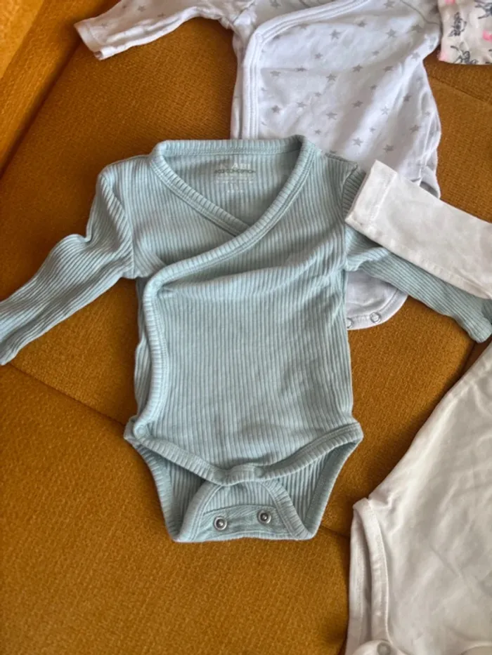 Lot de 4 bodies 1 mois - photo numéro 5