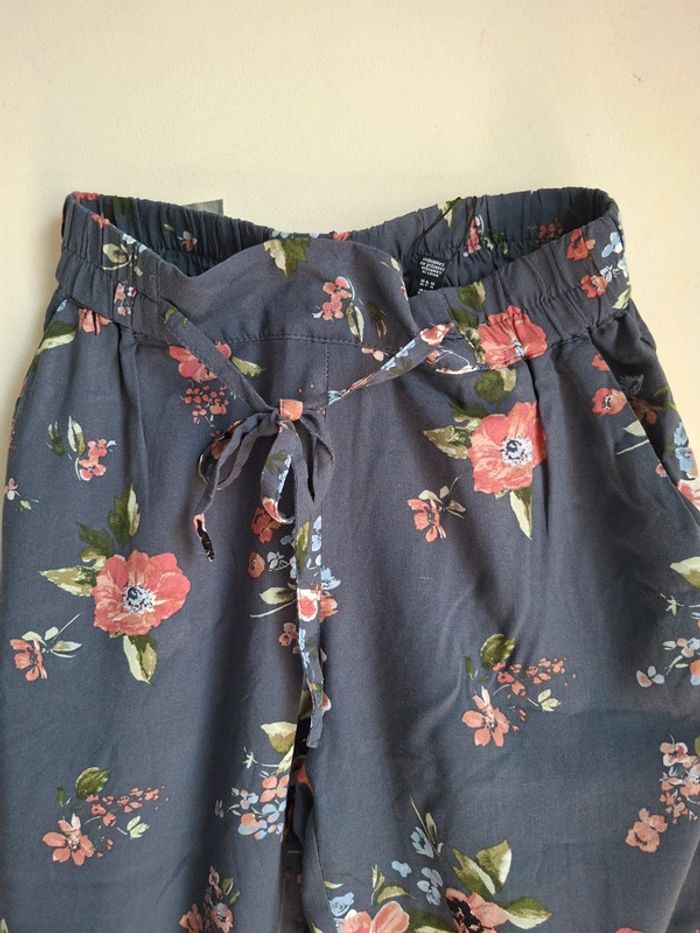 Pantalon bleu à fleurs- fluide et léger pour un look bohème, Vero Moda, neuf, taille XS - photo numéro 2