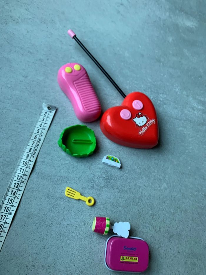 Lot en bras hello kitty dont une figurine et une boîte métal - photo numéro 13