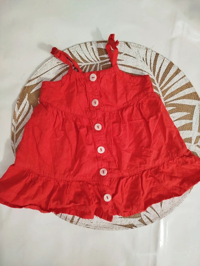 Robe rouge a bretelles boutons devant 3 mois - photo numéro 2