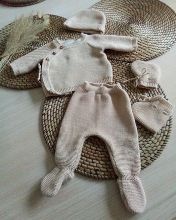 Joli ensemble mixte 4 pièces caramel en lainage Trous kilos Sept taille 1 mois