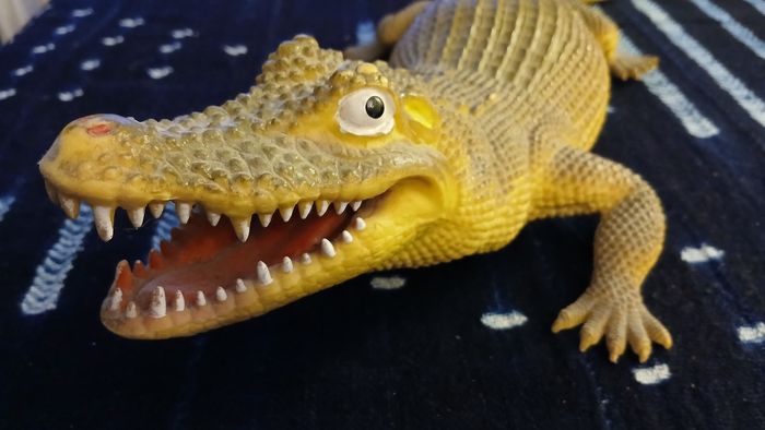 Crocodile géant en plastique