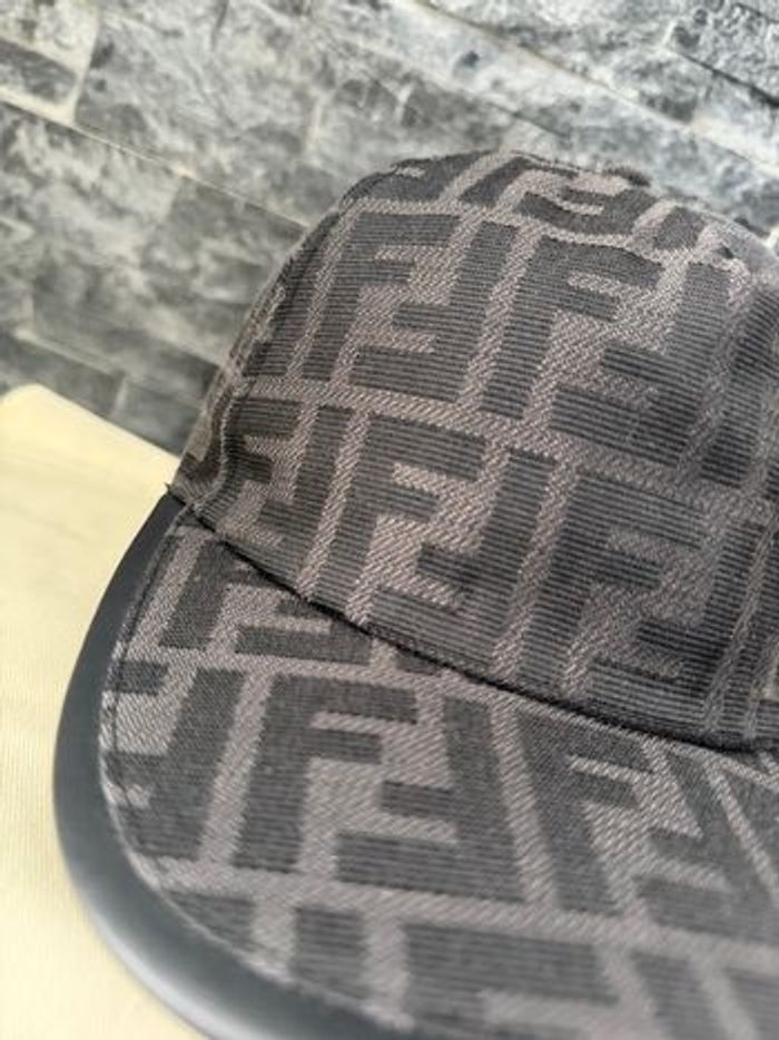 Casquette fendi - photo numéro 6