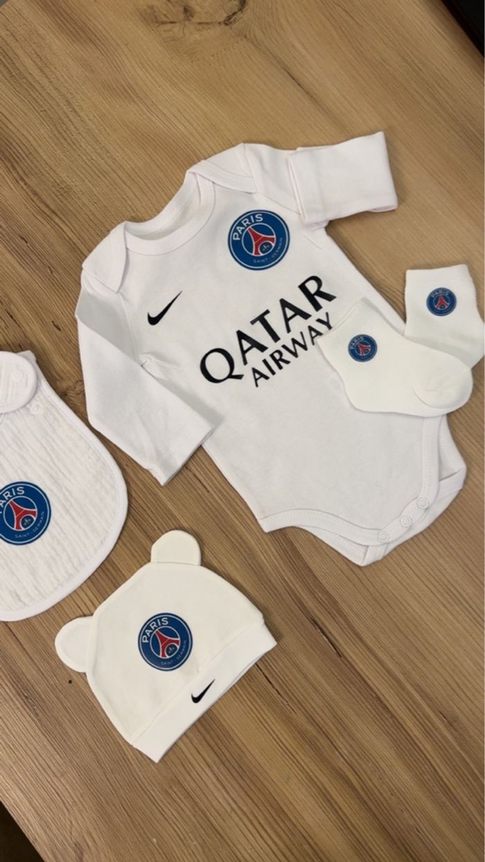 Ensemble bébé bodie bonnet chaussette et bavoir cadeau de naissance paris psg - photo numéro 3