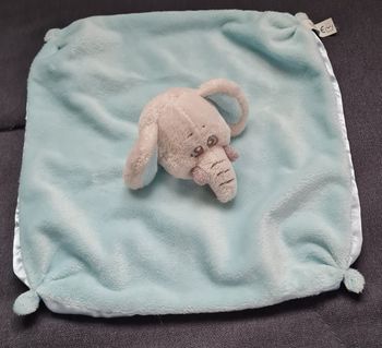 Doudou Éléphant grelot carré plat bleu et satin - Free & Easy