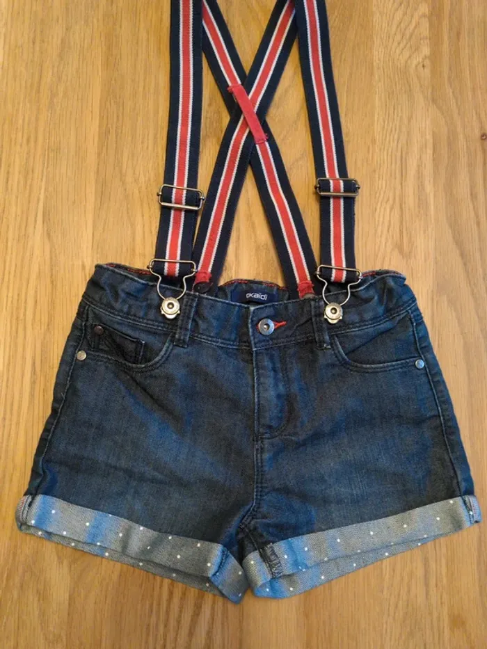 Adorable short à bretelles