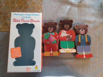 Petit ours brun magnétique