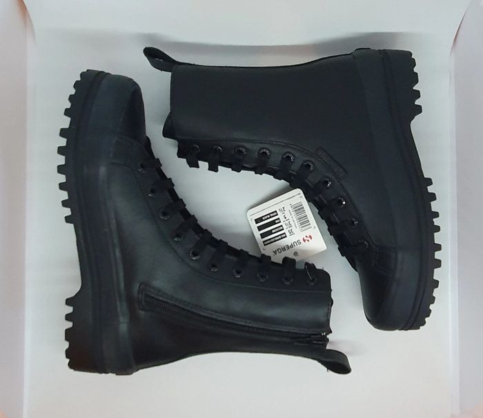 Bottines Superga en cuir noires neuves jamais portées dans leur boîte d'origine (valeur 169€) - photo numéro 4