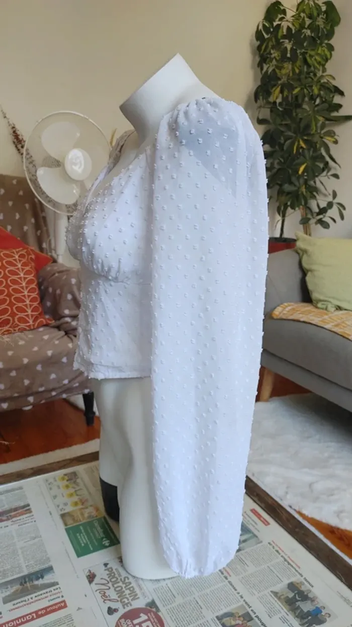 Blouse blanche à pois texturé manche légèrement bouffante décolleté - photo numéro 3