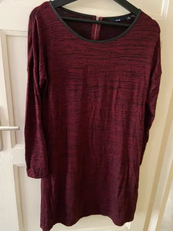 Robe pull rouge noire KIABI t.m