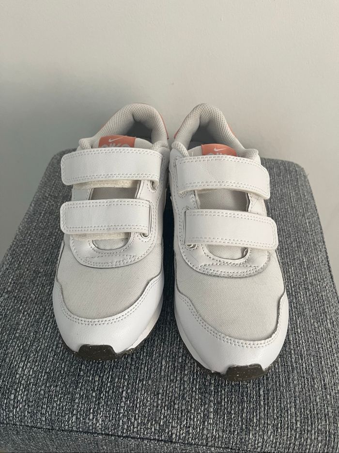 Baskets Nike MD Valiant  Taille 33,5 - photo numéro 2