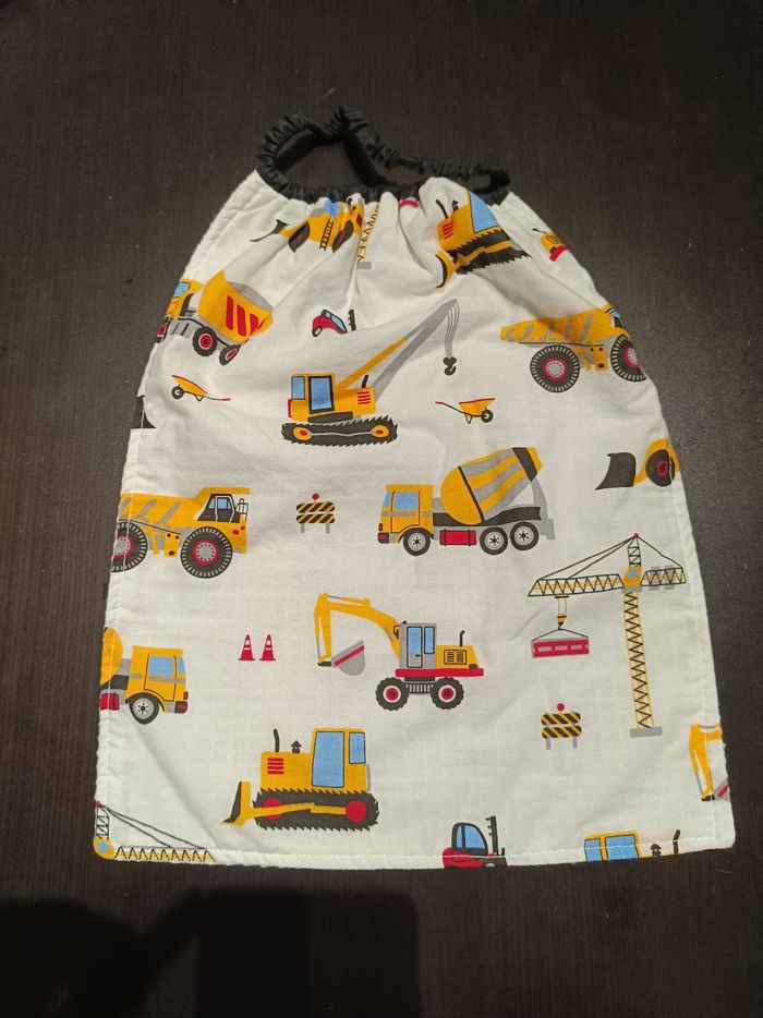 Grande serviette de table lavable , doublée nid d'abeille, élastique , maternelle. Tractopelle travaux grue jaune