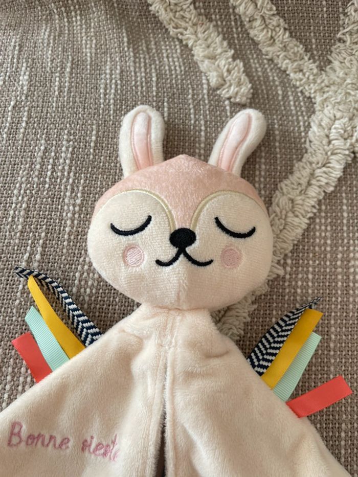 Peluche doudou plat livre tissu 30cm auzou lapin renard blanc et rose très bon état - photo numéro 2