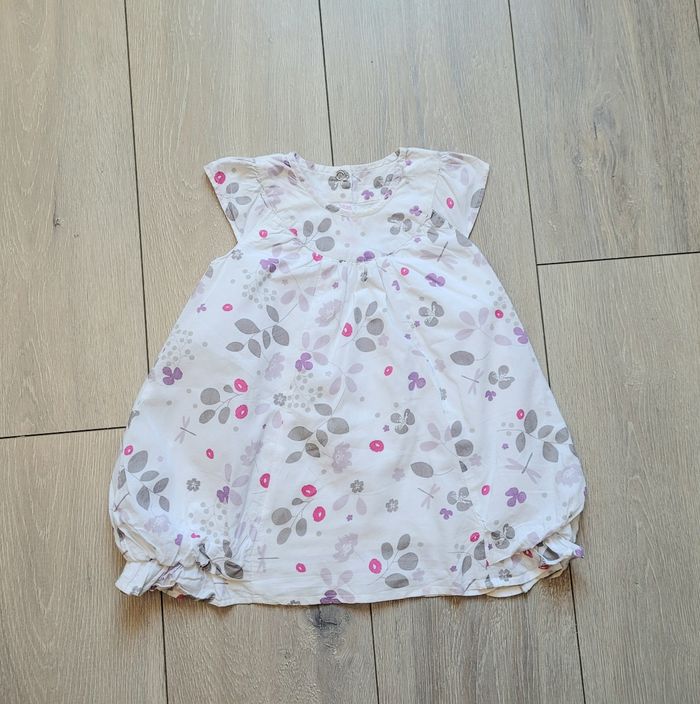 Très jolie robe blanche à fleur. Fille 12 mois. Marque Gémo