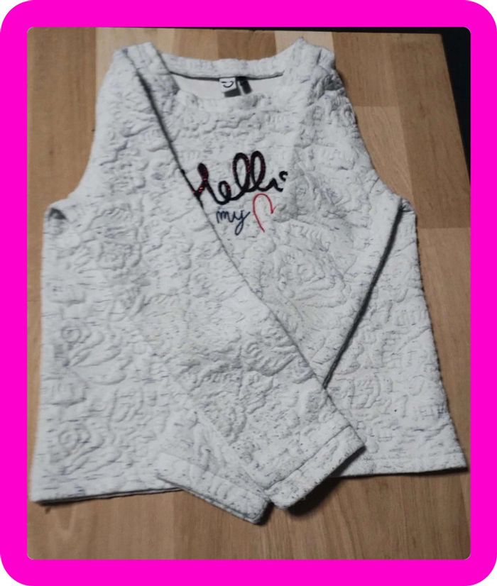 Pull taille 7/8 ans en très bon état marque 3 pommes