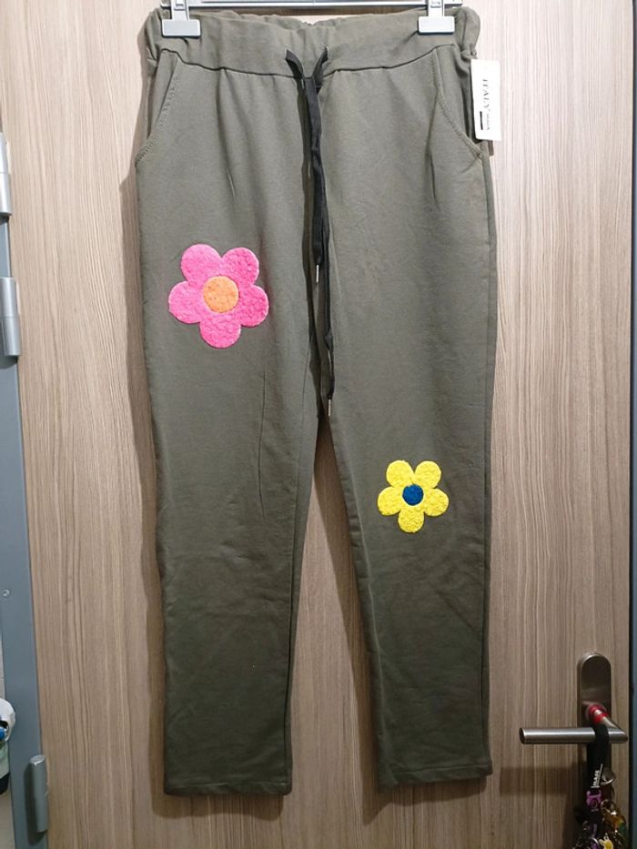 Pantalon décontracté kaki avec fleurs