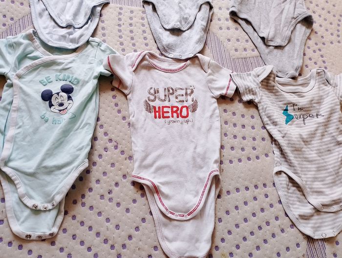 Lot de 12 bodies manches courtes. Bb 3 mois. Différents marques. Très bon état - photo numéro 8