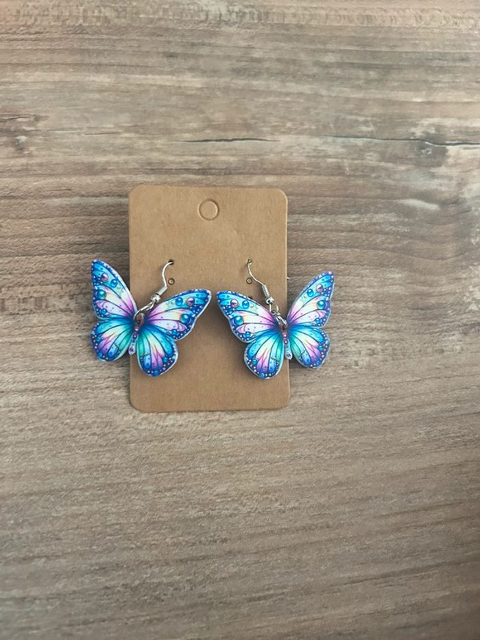Boucles d’oreilles papillon multicolore neuve
