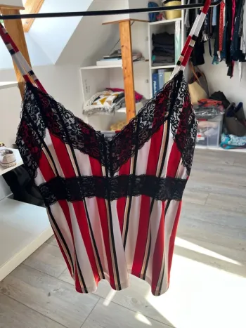 Top rouge et blanc