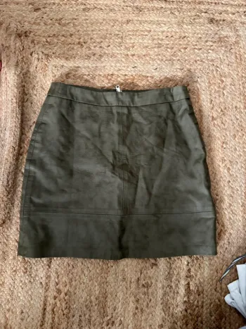 Jupe courte effet cuir kaki de la marque Cache Cache.
