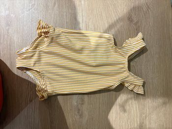 Maillot de bain, une pièce rayée