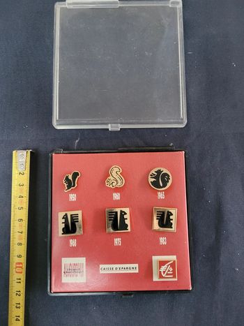 Coffret 7 pin's de la caisse Epargne vintage