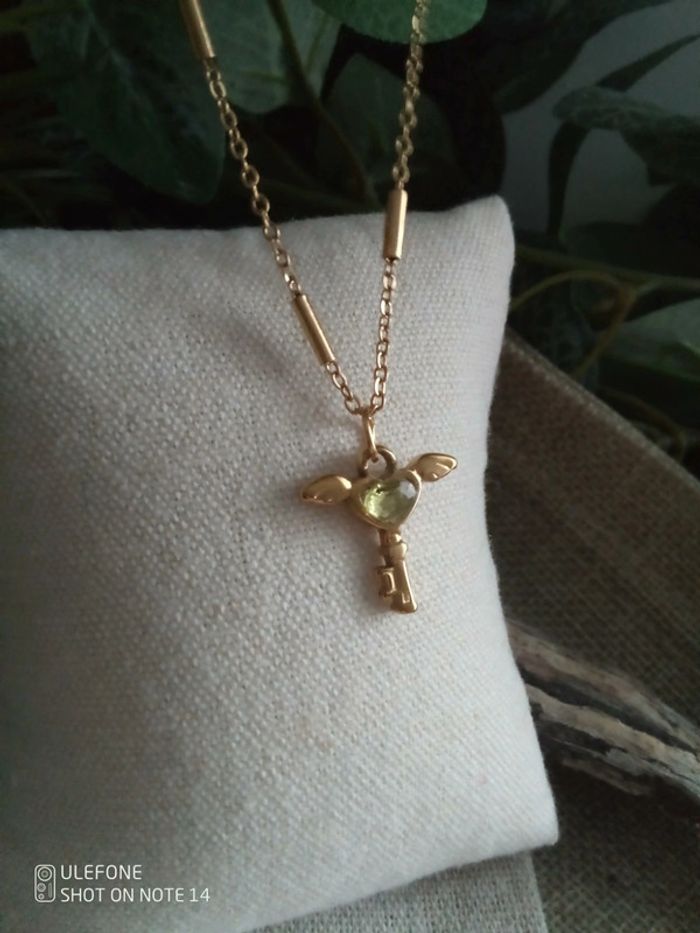 Collier pendentif clé ailée pierre de péridot naturelle 💚.