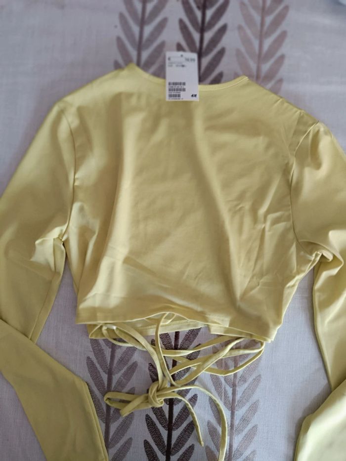 H&M crop top manches longues avec laçage - photo numéro 3