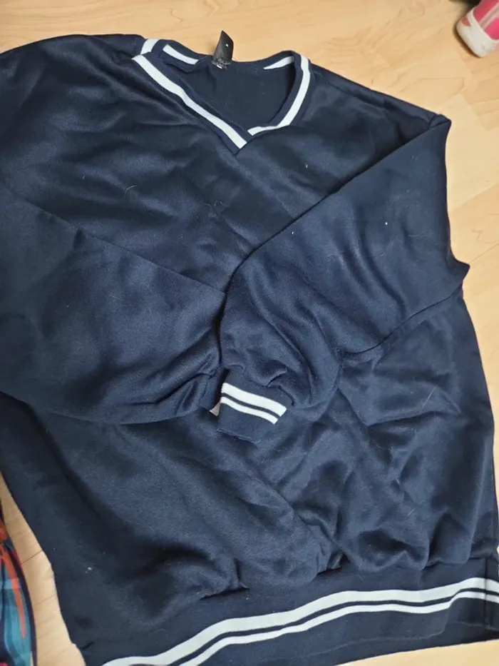 Pull col V bleu marine et blanc shein XS - photo numéro 3