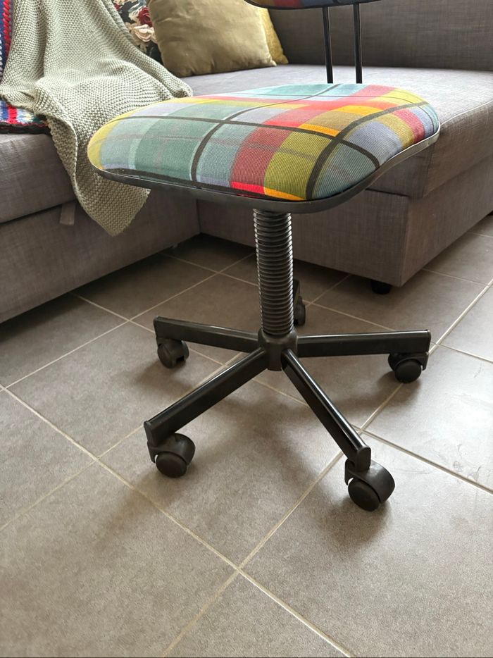 Chaise de bureau à roulettes année 90 multicolore - très bon état - photo numéro 3