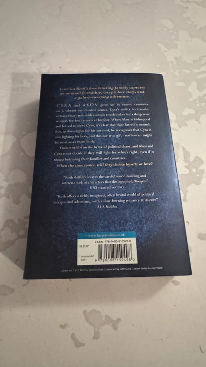 Carve the Mark - Veronica Roth (avec épilogue Divergent) - photo numéro 3