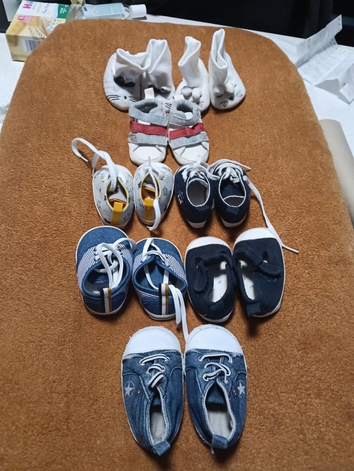 Lot de deux paires de chaussons et 6 paires de chaussures - photo numéro 2