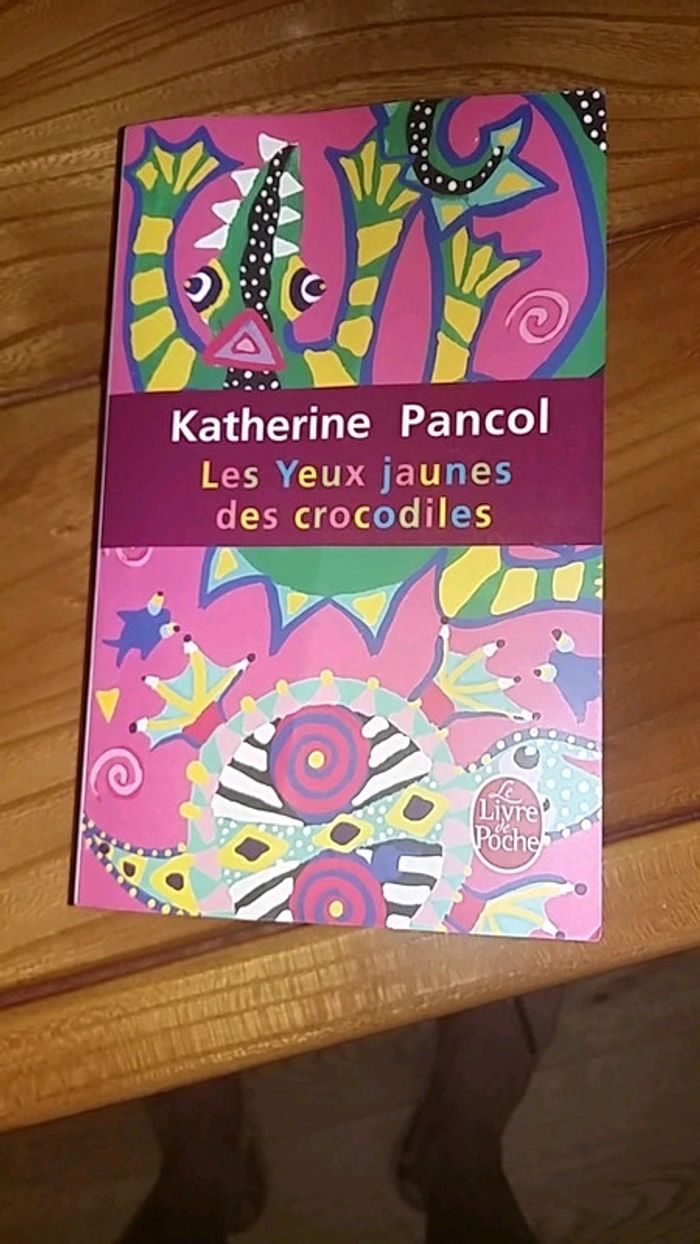 Les yeux jaunes des crocodiles