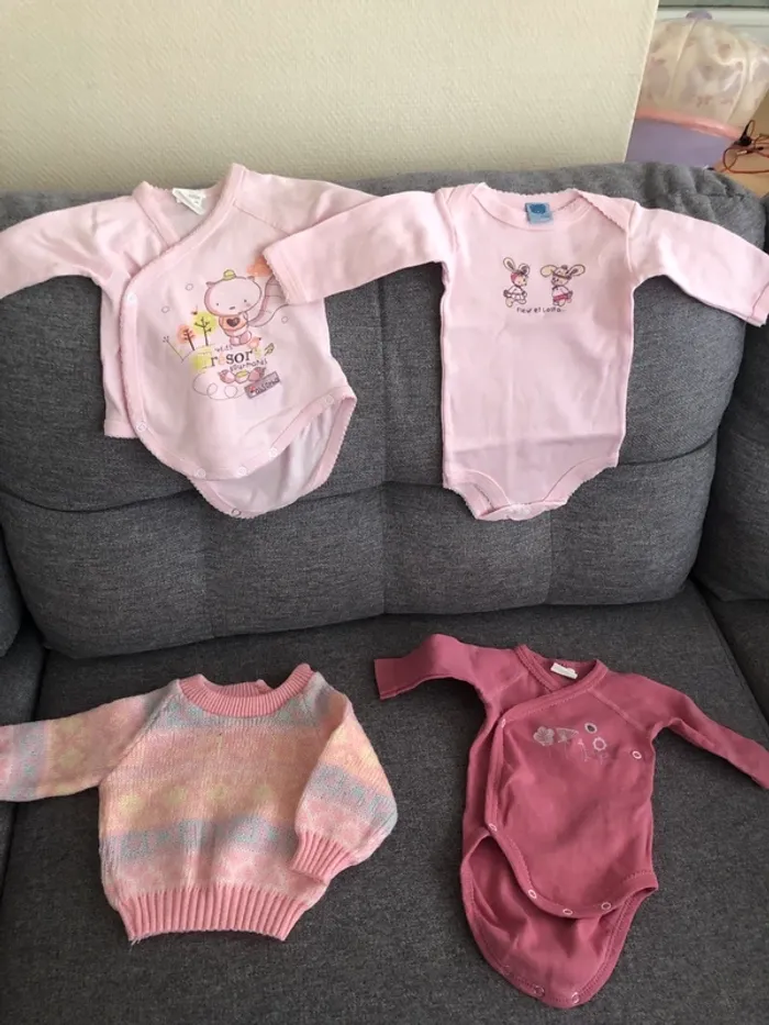 Lot de 3 bodies + 1 pull