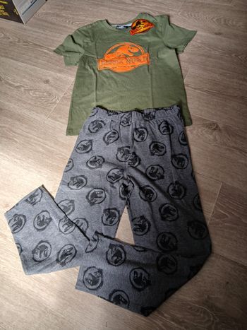 Pyjama neuf Jurassic world 6 ans