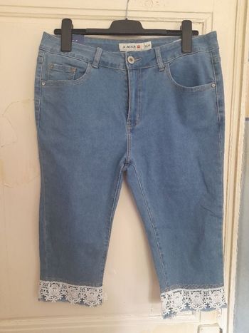 Pantacourt en jean bleu, brodé et strassé, marque X-MAX, taille 44