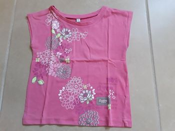 T-shirt MC rose à motifs fille en 5 ans TBE