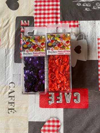 Lot de deux boîtes de sequins pour loisirs créatifs