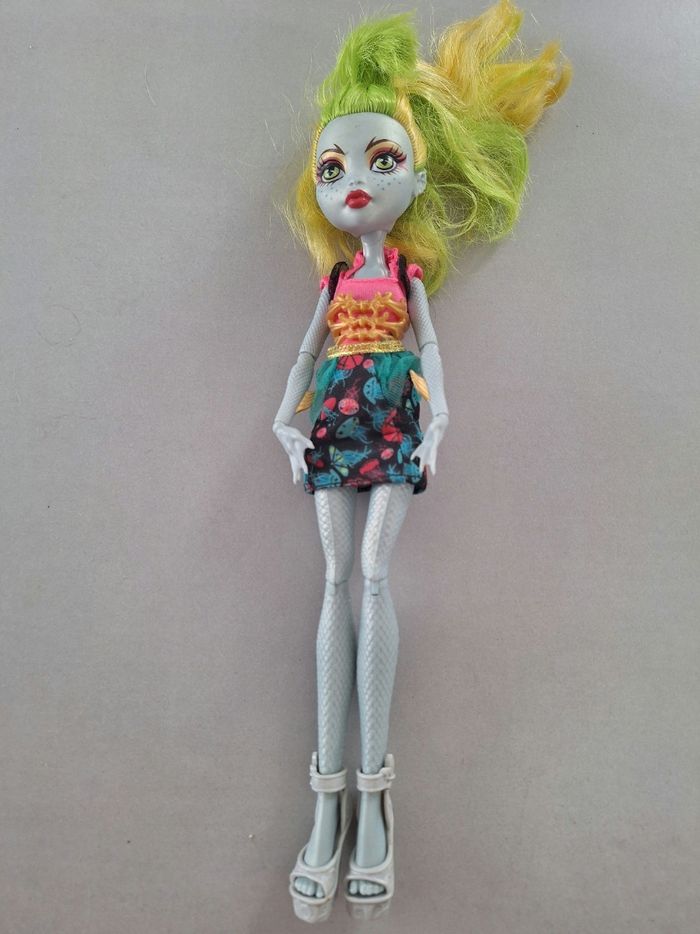 Lot 10 poupées monster high et supports - photo numéro 2
