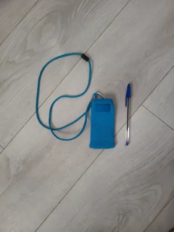 Pochette bleue avec cordon