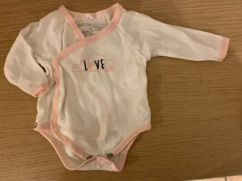 Body blanc et rose 1 mois