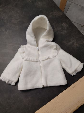 Veste blanche avec capuche 3 / 6 mois