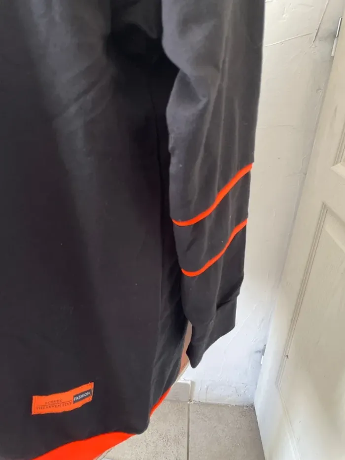 Pull noir et orange n°440 - photo numéro 3