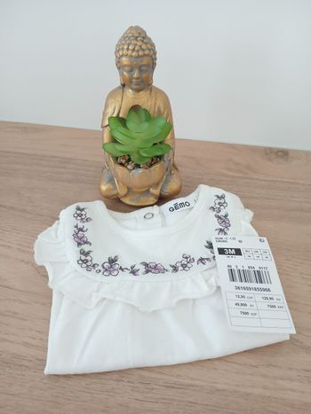 Haut bébé fille taille 3 mois neuf avec étiquettes