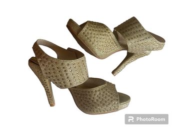 Très jolie paire de sandales à talons