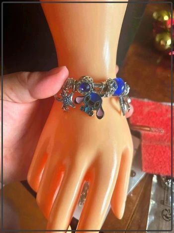 Magnifique  bracelet  à breloques  Disney stitch