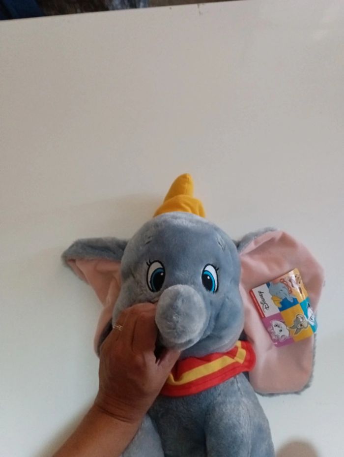 Peluche Disney Dumbo taille 50 cm neuf - photo numéro 2