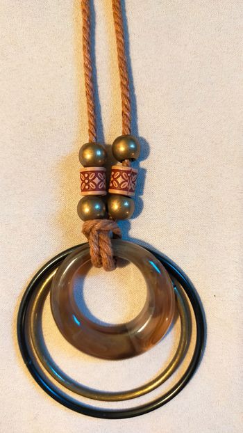 Collier long exotique bois et résine – Collection Terres d’Ailleurs