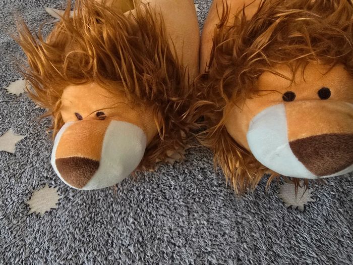 Pantoufles peluche lion Olympique Lyonnais neuves – Taille 35 - photo numéro 3